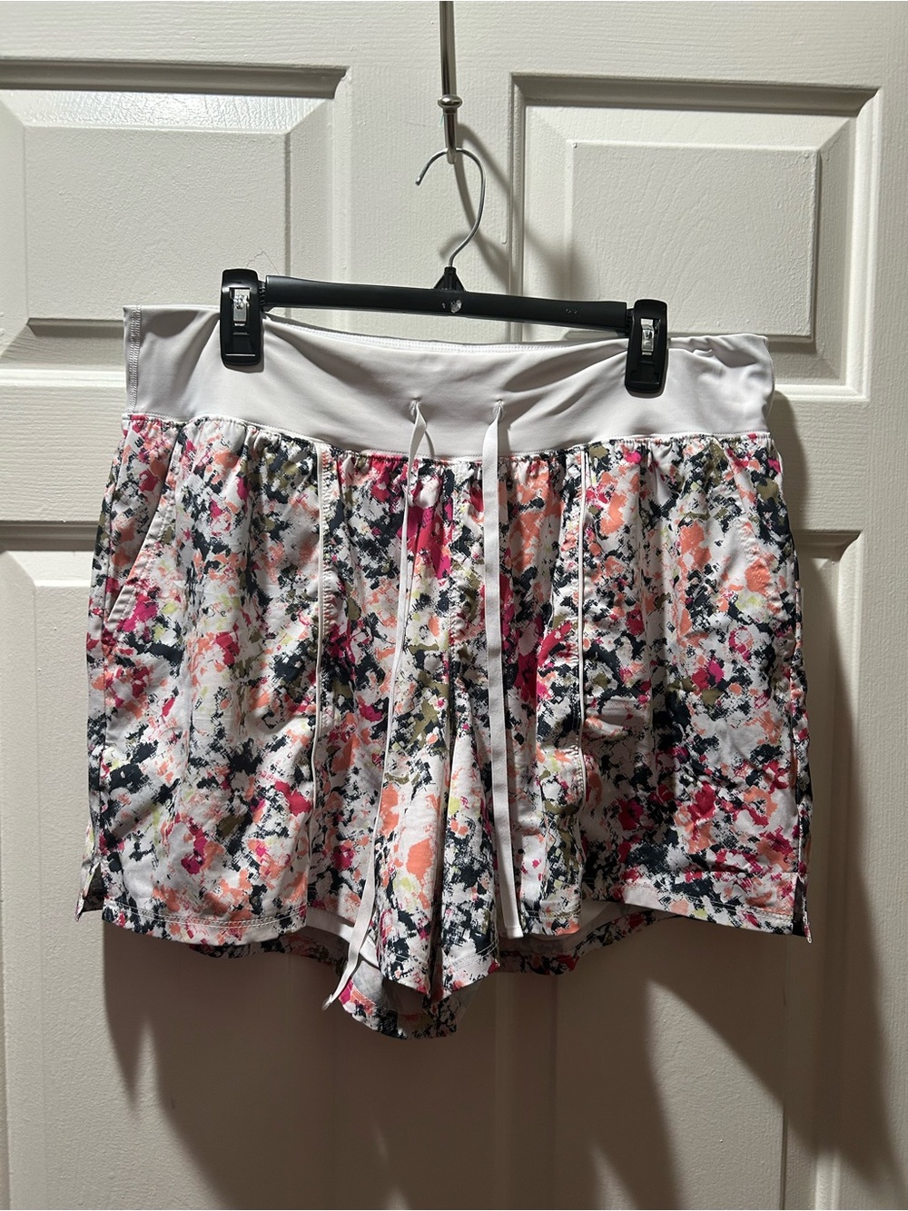 Livi Active Stretch Woven Floral Print Athletic Shorts Size 18/20/2X